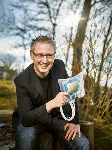Carsten Mahrenholz, người sáng lập Coldplasmatech cầm trên tay băng dính chữa trị vết thương bằng Plasma lạnh