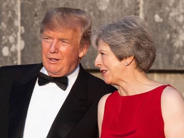 Tổng thống Donald Trump (trái) trò chuyện với Thủ tướng Anh Theresa May trong lễ đón chính thức ngày 12/7. (Ảnh: Sky News)