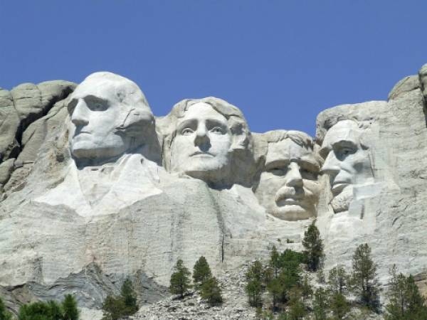 Gương mặt 4 tổng thống Mỹ được tạc lên núi Rushmore để thu hút du khách đi qua South Dakota. Ảnh: Pixabay.