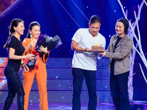 Cẩm Ly và ông xã Minh Vy bất ngờ được đồng nghiệp tổ chức kỉ niệm 14 năm ngày cưới