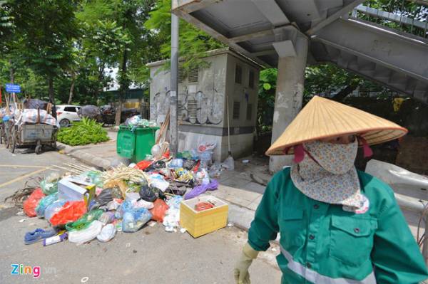 Hà Nội ùn ứ rác thải sau khi bãi rác Nam Sơn bị phong tỏa