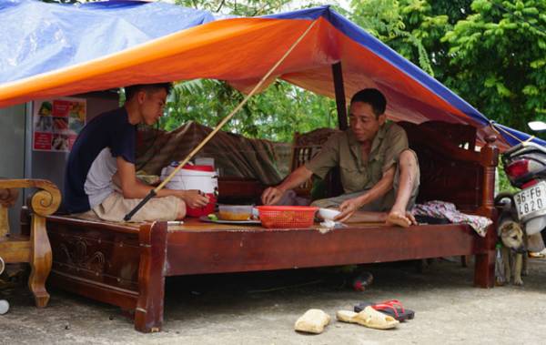 Người dân dựng lếu trên đê để ở chờ nước rút ẢNH MINH HẢI