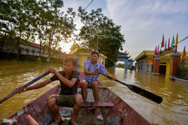 Người ngoại thành Hà Nội ăn ngủ trên thuyền chờ nước rút