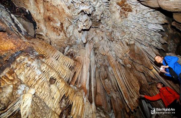 Nghệ An: Người dân phát hiện hang động với nhũ thạch tuyệt đẹp
