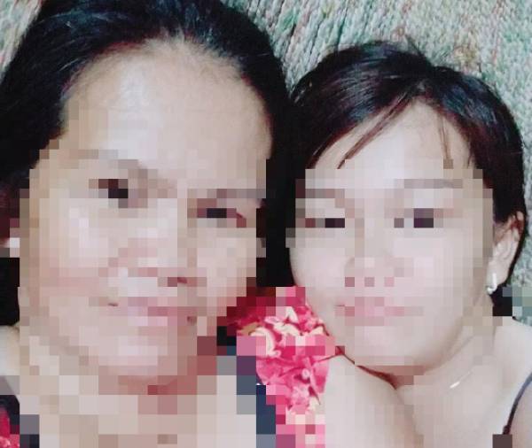 Chị Nhung (phải) và mẹ ruột chụp hình trong lần về nước cuối cùng