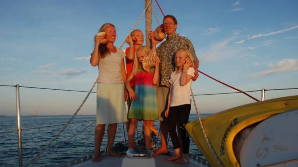 Gặp gia đình lênh đênh trên biển, suốt 10 năm đi vòng quanh thế giới