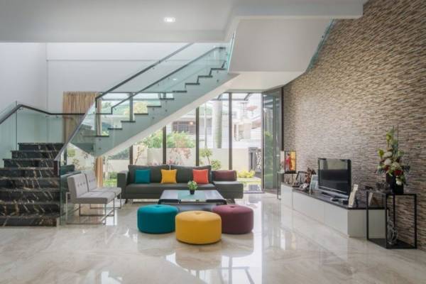 Ngoài kiến trúc đơn giản, cách chọn màu sắc nhẹ nhàng với một vài điểm nhấn cũng chính là điểm phổ biến trong những ngôi nhà mới xây thời hiện đại.