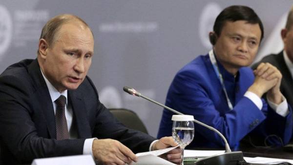 Tổng thống Putin và tỉ phú Jack Ma trong một cuộc họp tại Diễn đàn kinh tế phương Đông. Ảnh: THX