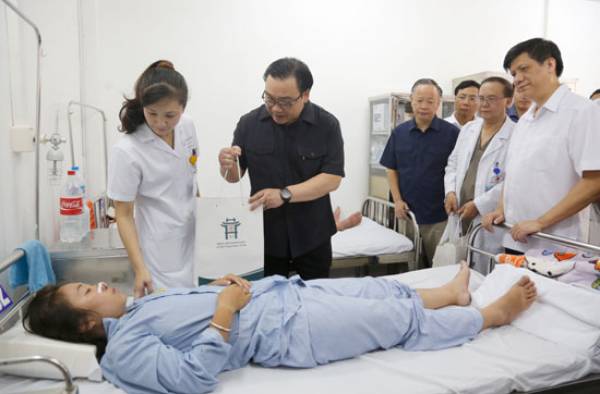 Bí thư Thành ủy Hà Nội Hoàng Trung Hải thăm hỏi bệnh nhân điều trị bệnh sốt xuất huyết tại bệnh viện Thanh Nhàn. (Ảnh: TA)