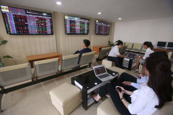 Hơn nửa số cổ phiếu trên các sàn dưới mệnh giá và không có giao dịch ảnh hưởng không nhỏ đến hình ảnh thị trường chứng khoán Việt Nam Ảnh: HOÀNG TRIỀU