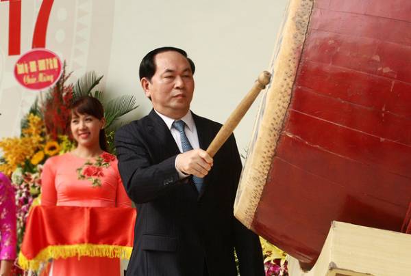 Chủ tịch nước Trần Đại Quang đánh trống khai giảng năm học mới tại trường THPT chuyên Hà Nội - Amsterdam
