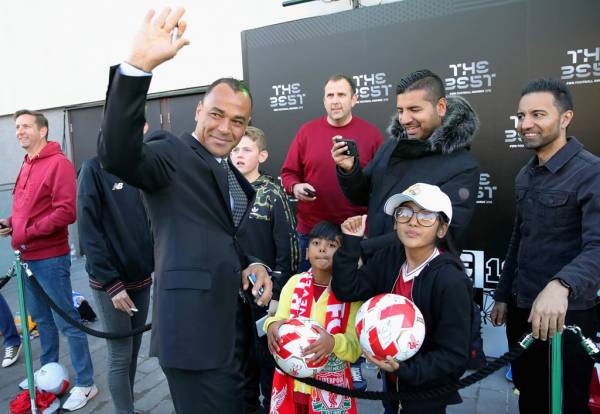 Ronaldinho và dàn khách VIP thắp sáng thảm xanh The Best
