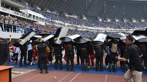 Cảnh sát được tăng cường để đảm bảo an toàn cho trận đấu giữa Persib Bandung và Persija Jakarta