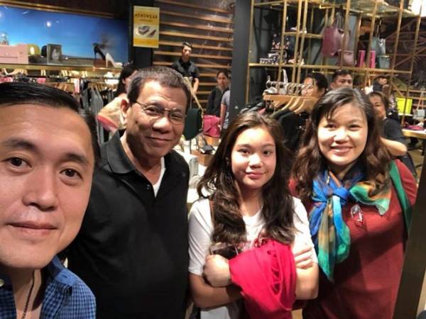 Ông Duterte đi mua sắm cùng vợ và con gái. Ảnh: Facebook Christopher Bong Go