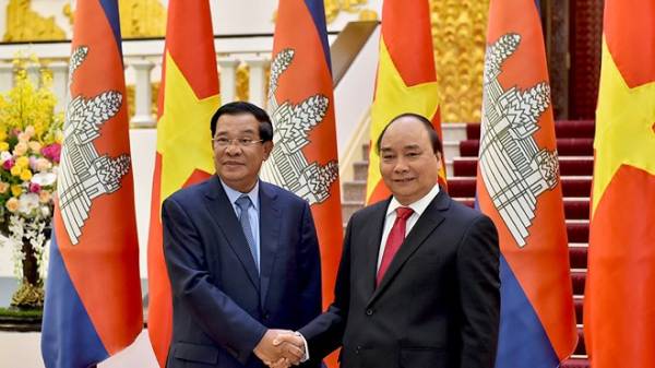 Thủ tướng Nguyễn Xuân Phúc gặp song phương Thủ tướng Campuchia Hun Sen