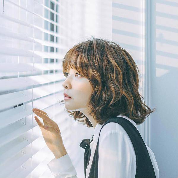 Kiểu tóc ngắn ngang cằm là kiểu tóc được rất nhiều cô gái ưa thích bởi đây là kiểu tóc rất 'dễ tính' có thể phù hợp với hầu hết mọi hình dáng khuôn mặt.