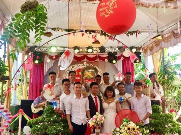Nhóm bạn tặng lồng bàn, thớt nhựa cho chú rể Nam Định trong ngày cưới