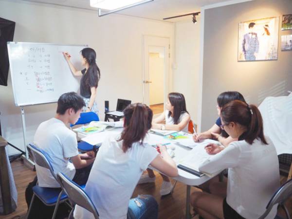 Một lớp học tiếng Hàn tại Hàn Quốc