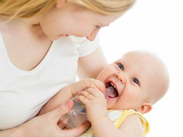 Có cần cho trẻ sơ sinh uống nước đường, cam thảo hoặc sữa công thức?