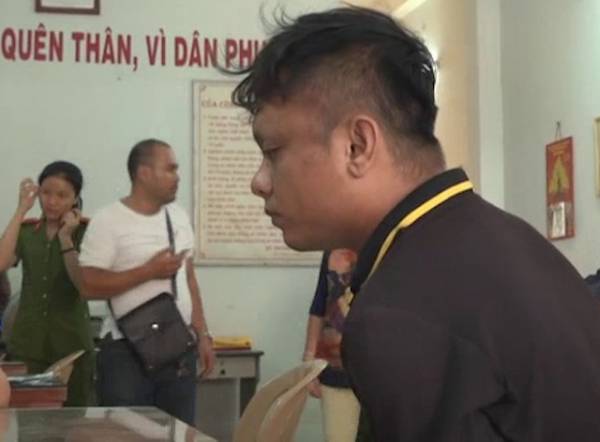 Cướp 450 triệu của chủ đại lý sữa, 2 thanh niên bị tạm giam