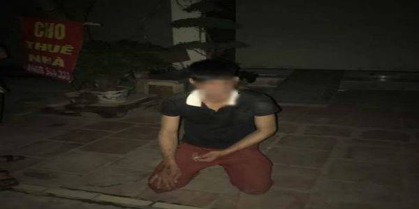 Thanh niên bị người dân bắt quỳ gối.
