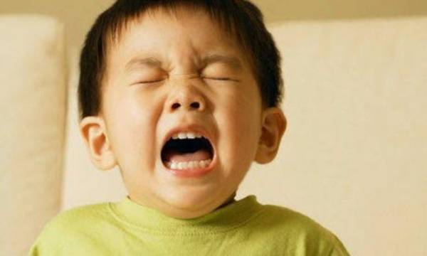 Bố mẹ không nên tự ý cho con uống thuốc kháng sinh