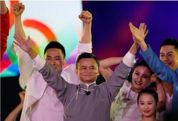 1. Jack Ma, đồng sáng lập và Chủ tịch Tập đoàn Alibaba, một trong những doanh nghiệp thương mại điện tử lớn nhất thế giới. Giá trị tài sản 34,6 tỷ USD.