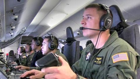 Bên trong máy bay P-8A.