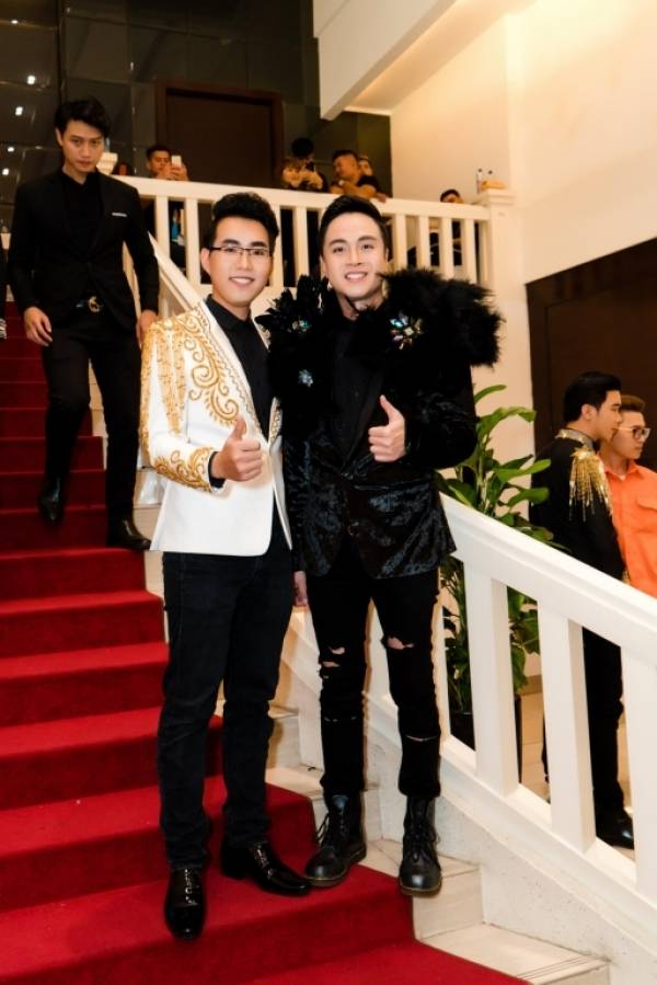 Hot boy làng hoa Duy Phú tự tin trên sàn catwalk doanh nhân