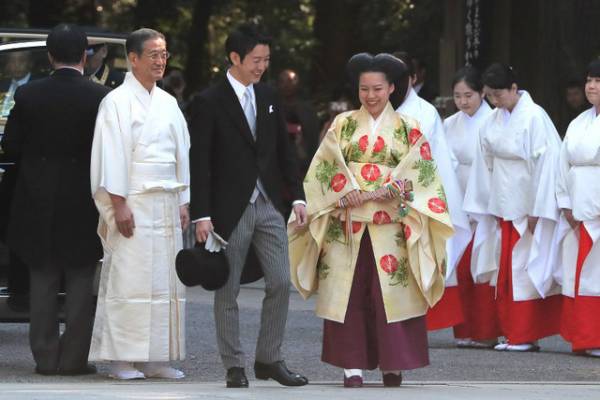 Cặp đôi đã thực hiện đám cưới truyền thống tại ngôi đền Meiji nổi tiếng tại Tokyo.