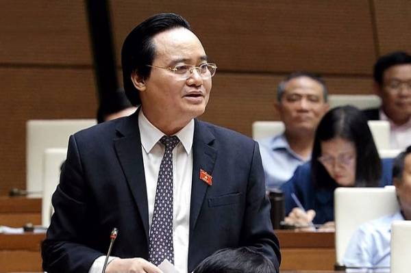 Bộ trưởng bị truy trách nhiệm về quy định đuổi học sinh viên bán dâm