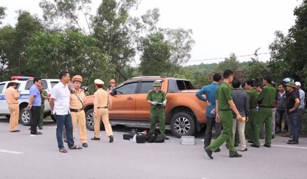 Lực lượng bảo vệ, kiểm tra tại hiện trường vụ vận chuyển hơn 308 kg ma túy đá trong xe bán tải ẢNH: HUỆ MINH