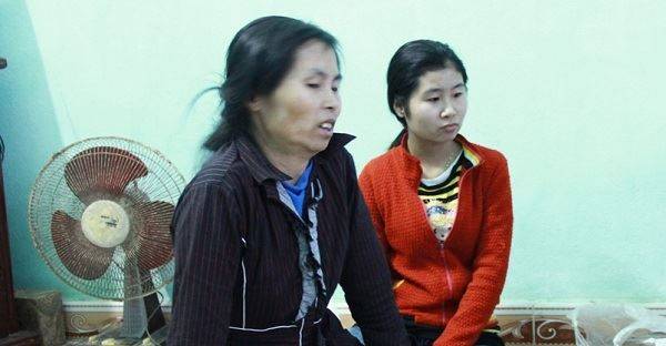  Chị Tô Thị Thương cùng con gái khi kể lại cuộc sống khổ cực bên kia biên giới