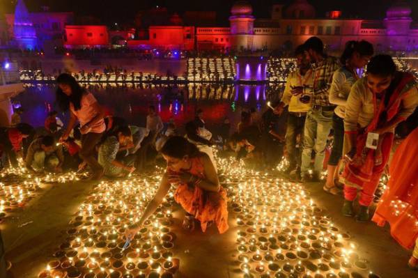 Người dân thành phố Ayodhya đã thắp sáng 300.000 ngọn đèn dọc bờ sông Sarayu xác lập kỷ lục Guinness