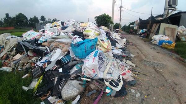 Rác thải công nghiệp đổ lén trên đường Liên ấp 2 - 6, xã Vĩnh Lộc A