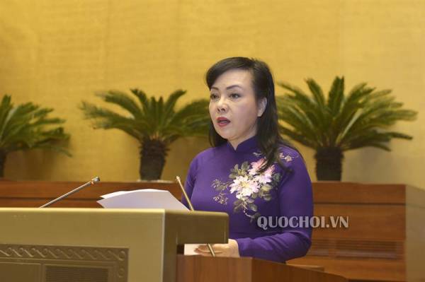 Bộ trưởng Bộ Y tế Nguyễn Thị Kim Tiến trình bày Báo cáo.