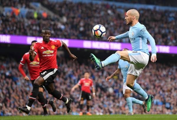 Trong trận lượt về của Premier League mùa trước, Man City (phải) đã thua M.U 2-3 ngay tại sân Etihad