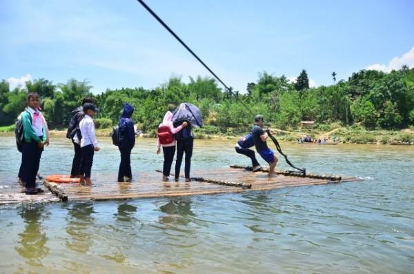 Khánh Hòa: GV, HS đứng bè đu dây thừng qua sông đầy ng.uy h.iểm để tìm đến con chữ