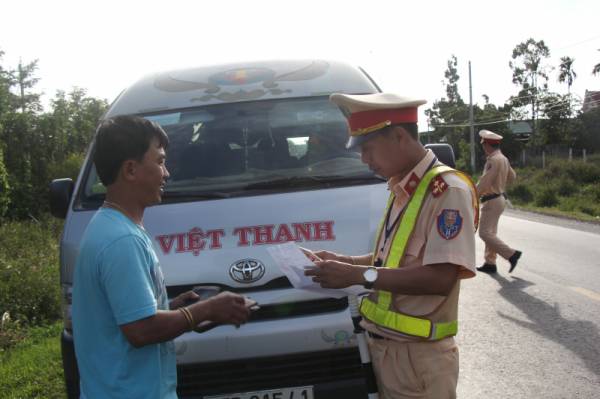 Theo chân CSGT Đắk Lắk bắt xe khách vi phạm train QL26