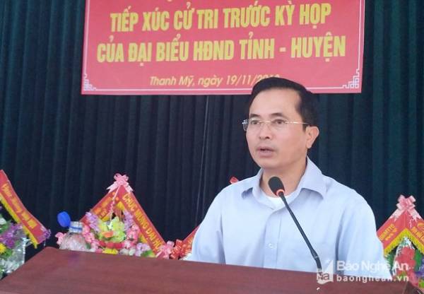 Deputy Chairman of the local people Le Ngoc Hoa explained the election of voters' proposals. Photograph: Thanh Trung