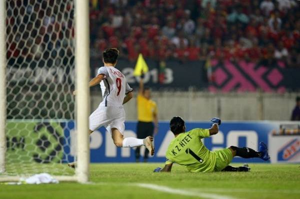 Van Toan hit the post where he was away from Myanmar. Photograph: Thuan Thang.