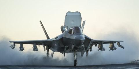 Phiên bản F-35B cho phép máy bay tiêm kích này có thể cất, hạ cánh thẳng đứng trên các mặt tàu sân bay