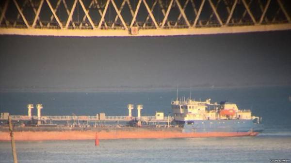 Tàu chở dầu đi qua eo biển Kerch dưới cầu Crimea. Ảnh: RFE