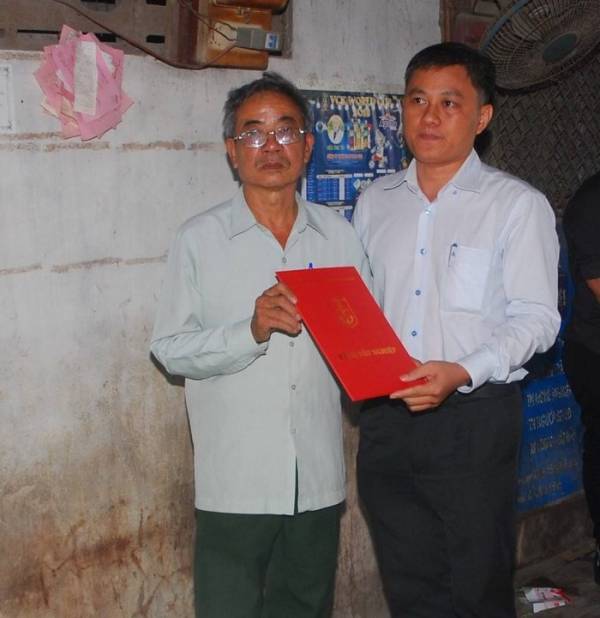 TS Trần Thiện Lưu - Trưởng phòng đào tạo, đồng thời là giảng viên hướng dẫn đồ án cho Hải - đại diện trường trao bằng tốt nghiệp cho gia đình em.