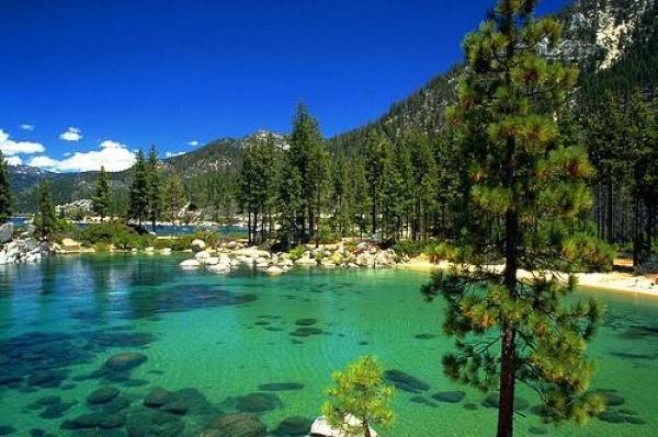 Hồ Tahoe là một trong những thắng cảnh nổi tiếng và lâu đời nhất nước Mỹ với số tuổi là 2 triệu năm. Hồ nước ngọt này thuộc dãy núi Sierra Nevada, trải dài theo biên giới giữa hai bang Californ