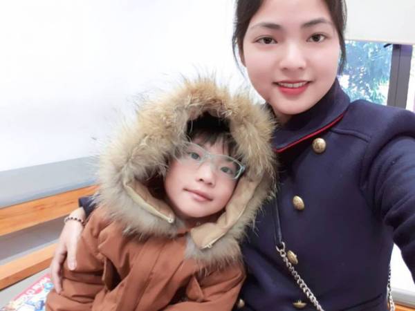 “Mở mắt ra là điện thoại”, mẹ hối hận tột độ khi đưa con đi khám bác sĩ chỉ ra bệnh này