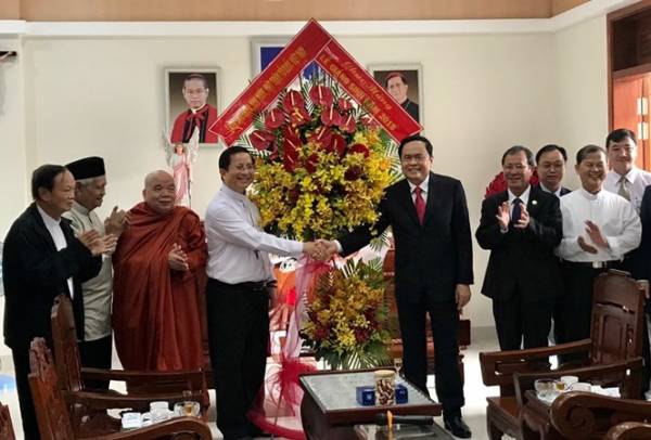 Chủ tịch Trần Thanh Mẫn tặng hoa chúc mừng Lễ Giáng sinh tại Tòa Giám mục Phú Cường.