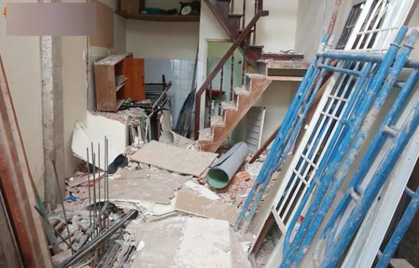 Hiện trường vụ tai nạn khiến thanh niên 19 tuổi bị thanh sắt đâm xuyên người. (Ảnh: CTV)
