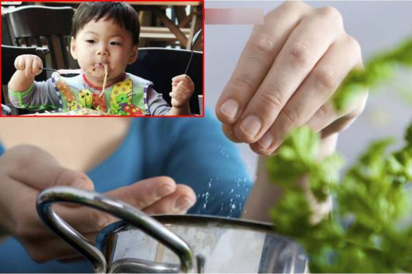 Cho muối vào đồ ăn dặm của trẻ sẽ gây hại cho thận, ảnh hưởng sức khỏe trẻ. Ảnh minh họa