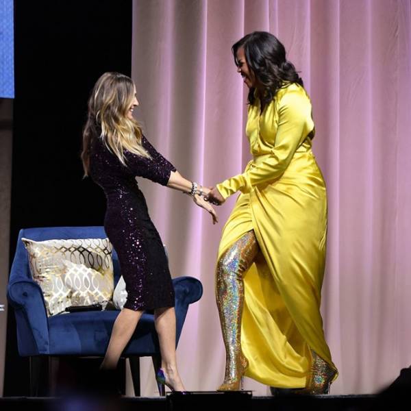 Bà Obama gây ấn tượng với chiếc váy lụa bóng đi kèm boots cao cổ sành điệu. Kiểu giày độc đáo của Balenciaga từng tạo cơn sốt với sức ảnh hưởng lan rộng trong giới thời trang năm 2018.